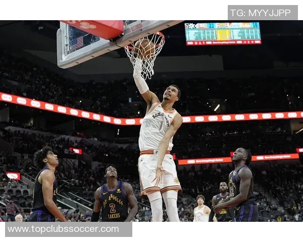 文班亚马首场比赛表现抢眼5次盖帽并成功隔扣字母哥引发热烈讨论